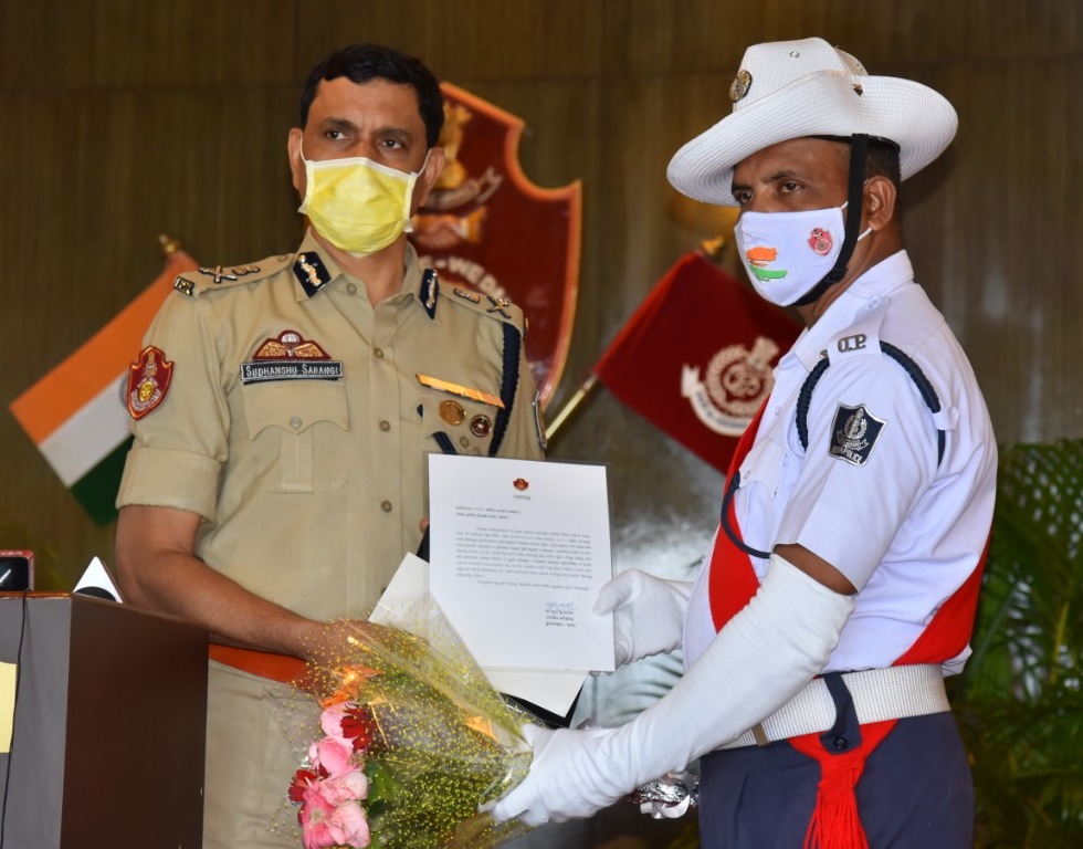Cuttack cop felicitated for donning sweeper’s hat