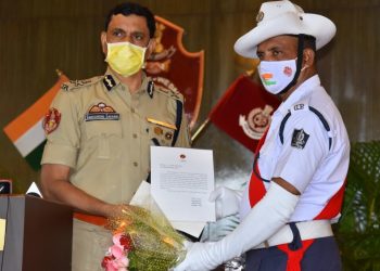 Cuttack cop felicitated for donning sweeper’s hat