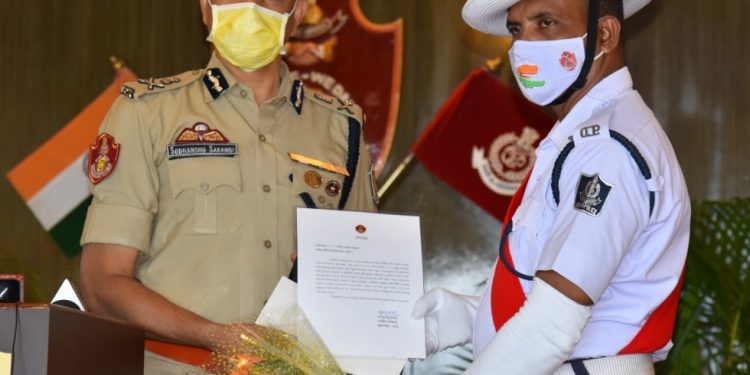 Cuttack cop felicitated for donning sweeper’s hat