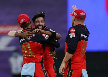 Mohammed Siraj (C) celebrates a wicket with his teammates