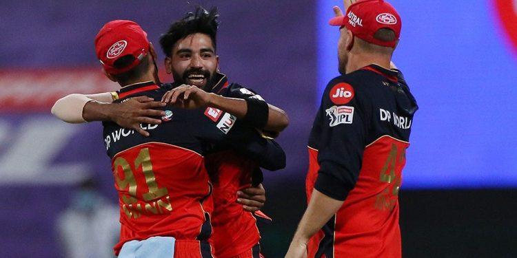 Mohammed Siraj (C) celebrates a wicket with his teammates