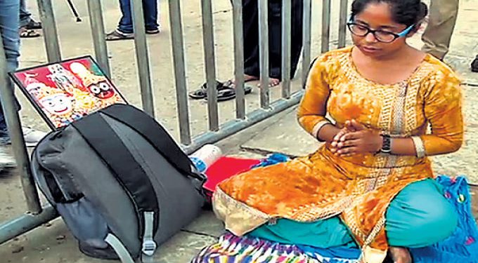 Medical aspirant comes all the way from Bihar to seek Lord Jagannath's blessings at Lion's gate of Puri