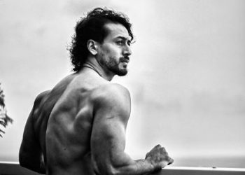 Tiger Shroff flaunts 's*xy back', B-Town friends and fans are impressed