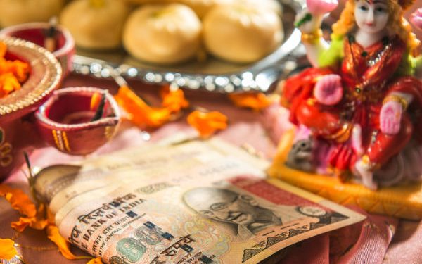 Try these easy tricks on Diwali to get rid of all money related problems