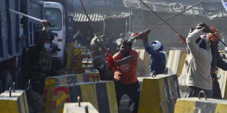 New Delhi: Police and members of various farmer organisations clash as protestors attempt to cross Singhu Border during 'Delhi Chalo' protest march against the new farm laws, in New Delhi, Friday, Nov. 27, 2020. (PTI Photo/Ravi Choudhary)