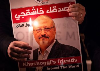 A demonstrator holds a poster picturing Saudi journalist Jamal Khashoggi and a lighted candle during a gathering outside Saudi Arabia’s consulate in Istanbul, Turkey, Oct. 25, 2018. (File photo: AFP)