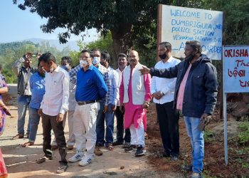 Andhra people remove signboards in Pottangi