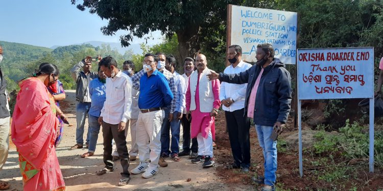 Andhra people remove signboards in Pottangi