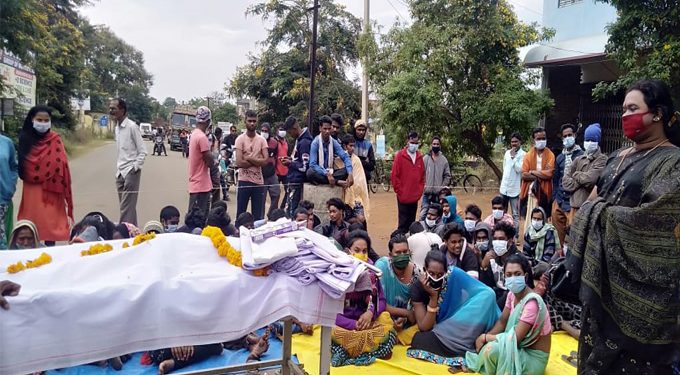 Bhawanipatna-Narla-Rampur state highway blocked over medical negligence
