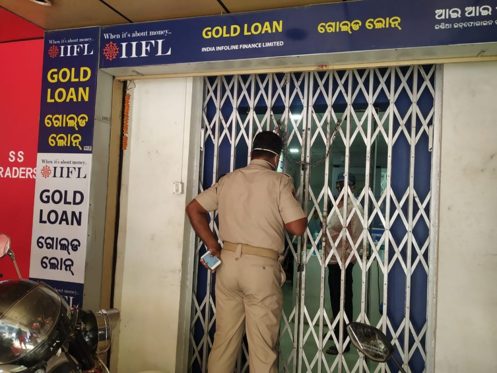 Miscreants loot Rs 12 crore from IIFL bank in Cuttack at gunpoint