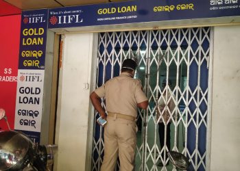 Miscreants loot Rs 12 crore from IIFL bank in Cuttack at gunpoint