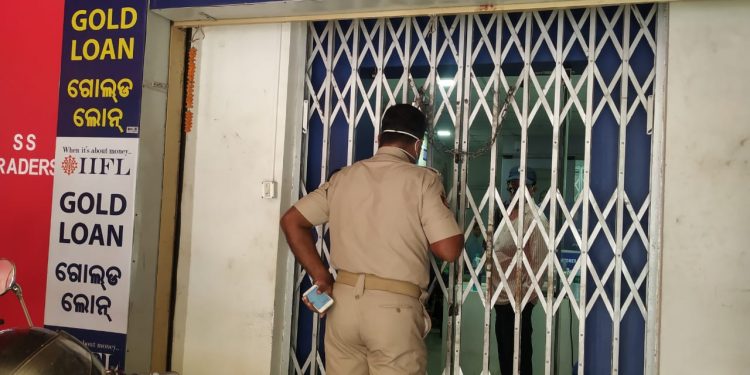 Miscreants loot Rs 12 crore from IIFL bank in Cuttack at gunpoint