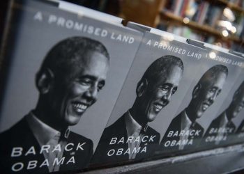 Former US President Barack Obama’s new book ‘A Promised Land’ is seen in a bookstore in Washington DC November 17, 2020. (PC: AFP)