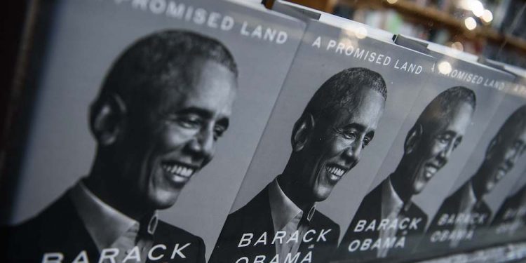 Former US President Barack Obama’s new book ‘A Promised Land’ is seen in a bookstore in Washington DC November 17, 2020. (PC: AFP)