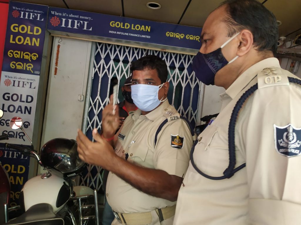 Police at IIFL Bank