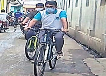 Puri district Collector moves around city on bicycle to take stock of ‘Mo Dham, Mo Garba’