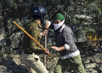 New Delhi: A security person  and a  farmer clash as protestors attempt to cross Singhu Border during 'Delhi Chalo' march against the new farm laws, in New Delhi, Friday, Nov. 27, 2020. (PTI Photo/Ravi Choudhary)