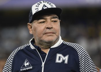 BUENOS AIRES, ARGENTINA - MARCH 07: Diego Armando Maradona (C) Head Coach of  Gimnasia y Esgrima looks on prior to a match between Boca Juniors and Gimnasia y Esgrima La Plata as part of Superliga 2019/20 at Alberto J. Armando Stadium on March 7, 2020 in Buenos Aires, Argentina. (Photo by Gustavo Garello/Jam Media/Getty Images)