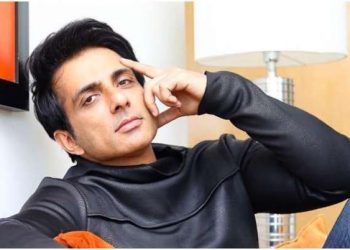 Fan worships Sonu Sood for helping him during lockdown; actor’s reply is winning hearts