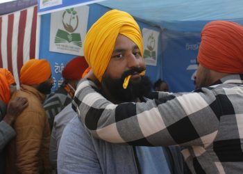 Turbans are being tied to those who want irrespective of the gender, caste, creed or religion at Singhu Boder in New Delhi on Sunday (photo: Qamar Sibtain)
