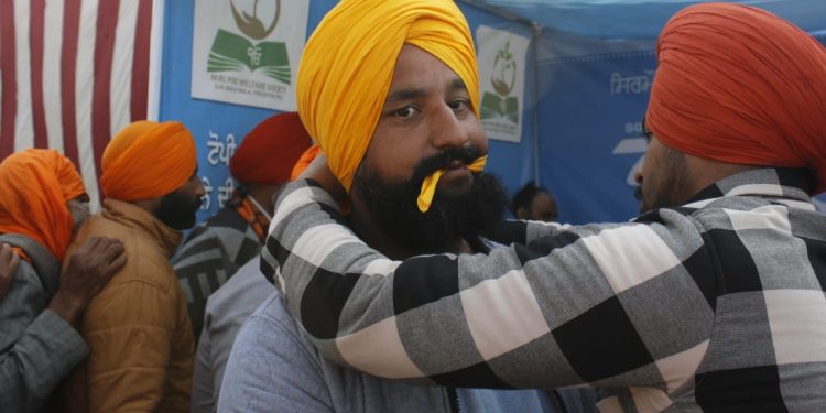 Turbans are being tied to those who want irrespective of the gender, caste, creed or religion at Singhu Boder in New Delhi on Sunday (photo: Qamar Sibtain)