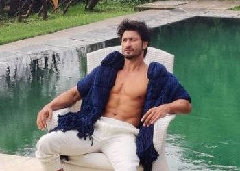 Vidyut Jamwal shares glimpse of his amazing martial arts skills