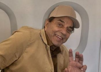 Dharmendra turns emotional after seeing cricketer Mohammad Siraj at his father's grave