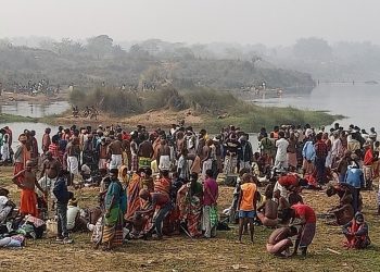 Damodar Mela begins; tribals immerse ashes of ancestors