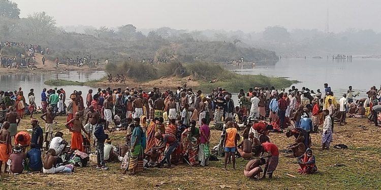 Damodar Mela begins; tribals immerse ashes of ancestors