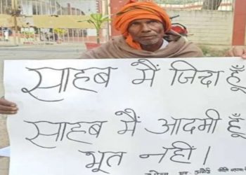 Farmer protests against being declared 'dead' in UP. Pic - IANS