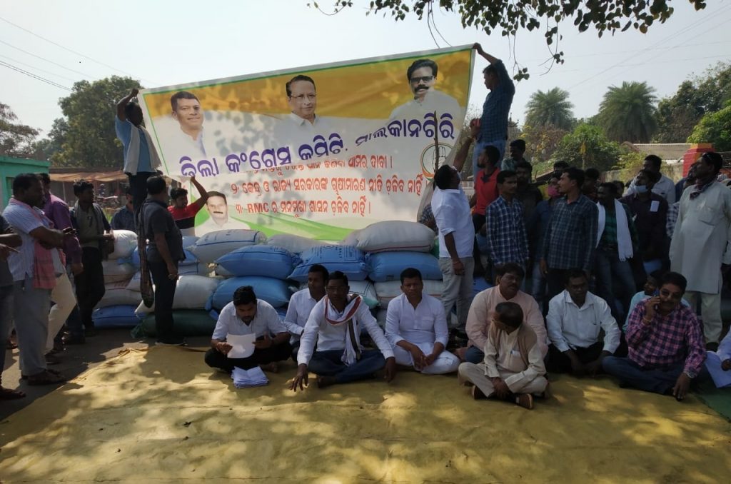 Farmers, Cong workers block NH over mandi closure