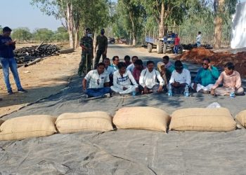 Farmers block road over procurement blues 