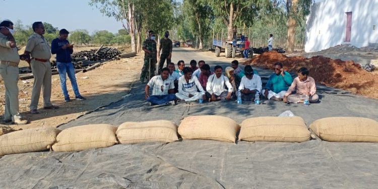 Farmers block road over procurement blues 