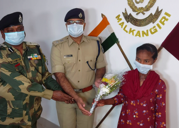 Woman Maoist surrenders before police in Malkangiri