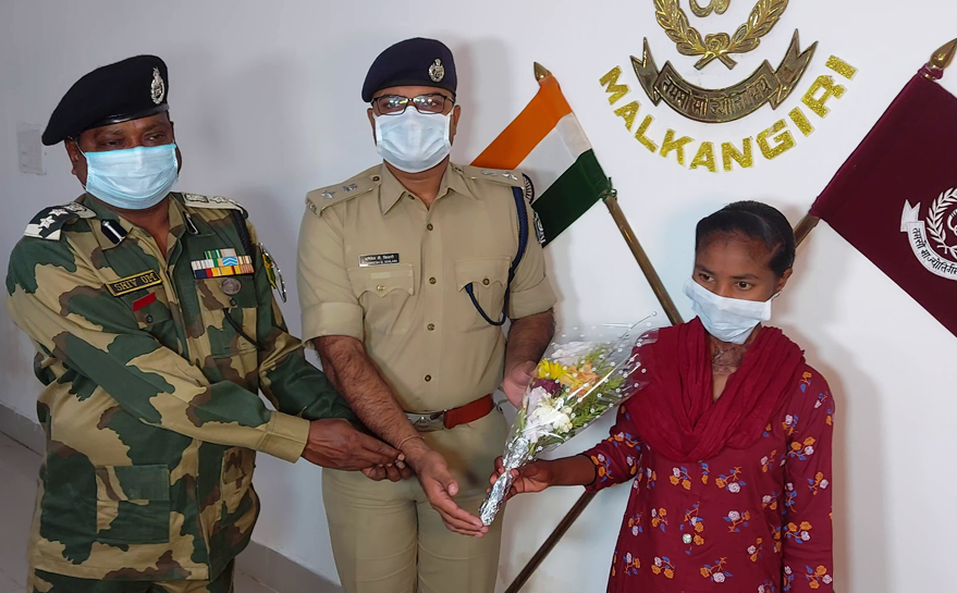 Woman Maoist surrenders before police in Malkangiri
