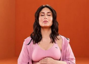 Kareena Kapoor performs yoga during pregnancy; see pics