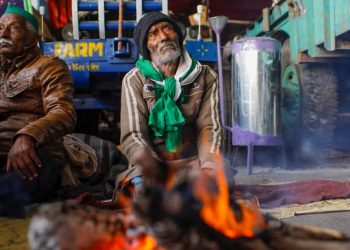 File photo of farmers warming themselves near a bonfire during their ongoing agitation against new farm laws in New Delhi