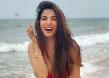 'Jannat' actress Sonal Chauhan flaunts curvaceous figure in bikini pictures