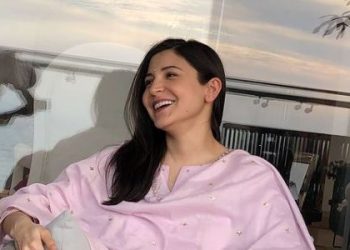 Pregnant Anushka Sharma enjoys Pani Puri cravings; shares pic