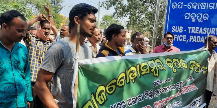 Agitating farmers in Padmapur shut down government offices