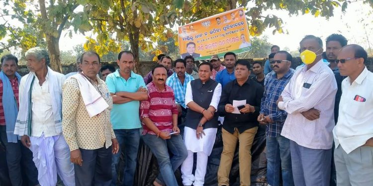 BJP leaders stage demonstration in Kesinga over non-procurement of paddy