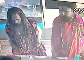 Looters come to mobile shop in guise of saints, decamp with mobile phone, cash