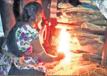 Malkangiri girl breaks age-old tradition by lighting father’s pyre