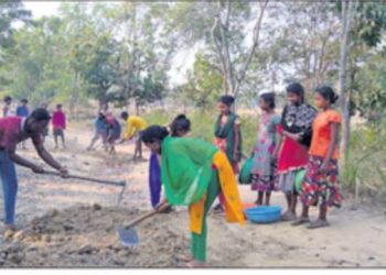 Malkangiri school children join hands to repair broken road amid administrative apathy 