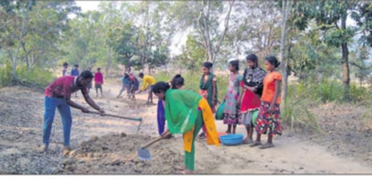 Malkangiri school children join hands to repair broken road amid administrative apathy 