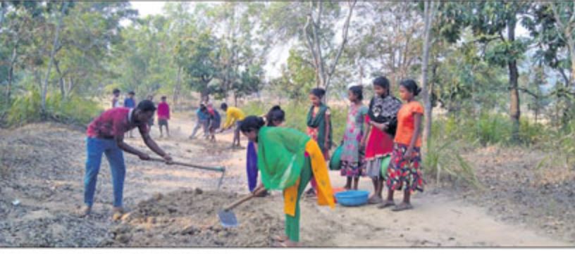 Malkangiri school children join hands to repair broken road amid administrative apathy 