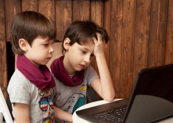 This is how screen time impacts boys and girls differently