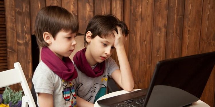 This is how screen time impacts boys and girls differently