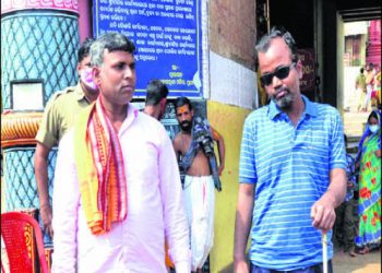 Visually challenged friends walk 65 kms to Puri to experience Lord’s affinity