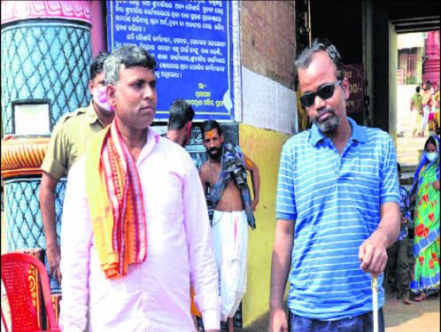 Visually challenged friends walk 65 kms to Puri to experience Lord’s affinity